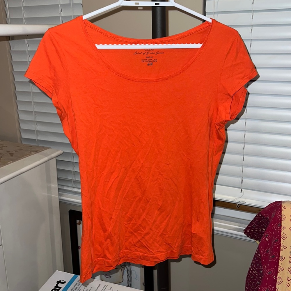 H&M orange short-sleeved t-shirt